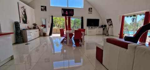 PRAMOUSQUIER VILLA LOFT DE CHARME 2 PISCINES interieure et exterieure Villa in Rayol-Canadel-sur-Mer