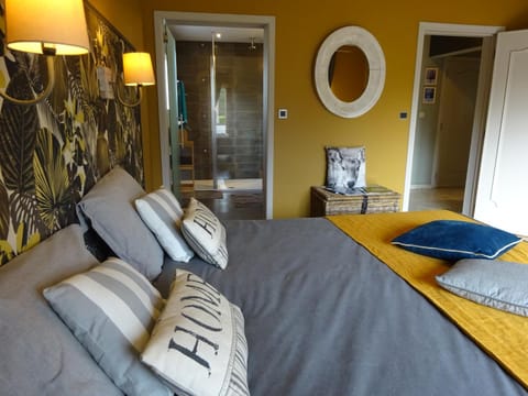 Bed, Day, Decorative detail