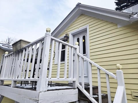 Charming Downtown Apartment in Victorian Home with Mountain Views Apartment in Georgetown