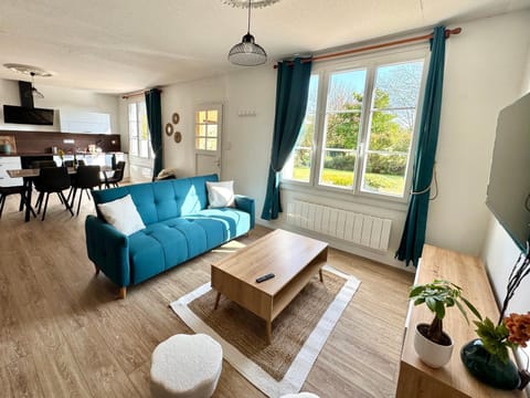 Garden, Living room, Seating area, Dining area