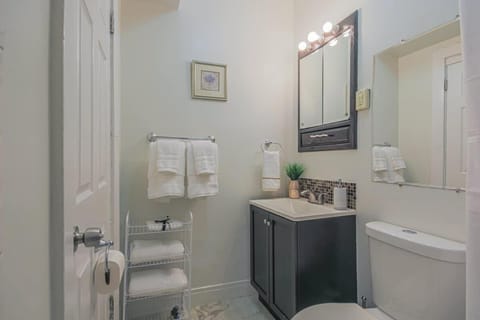 Peaceful One Bedroom Home near Chicago Apartment in Forest Park