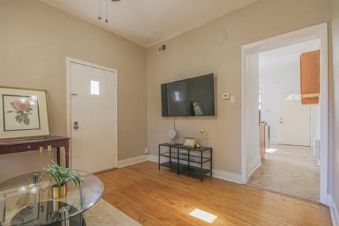 Peaceful One Bedroom Home near Chicago Apartment in Forest Park