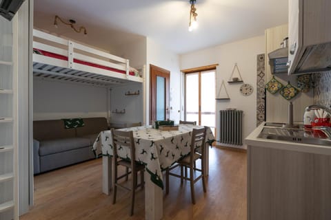 Kitchen or kitchenette, Dining area, stove