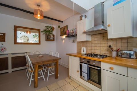 Kitchen or kitchenette, Dining area, minibar, pet friendly, stove, toaster, kitchen, kitchen