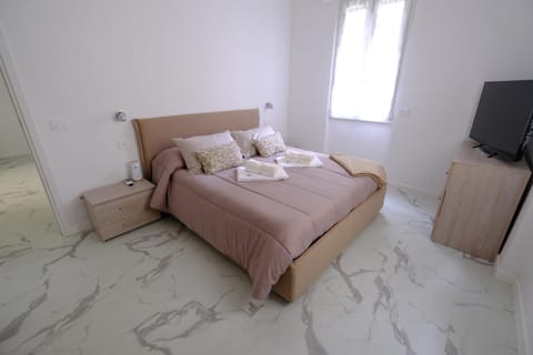 Bedroom, towels