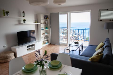 TV and multimedia, Balcony/Terrace, Living room, Seating area, City view, Sea view