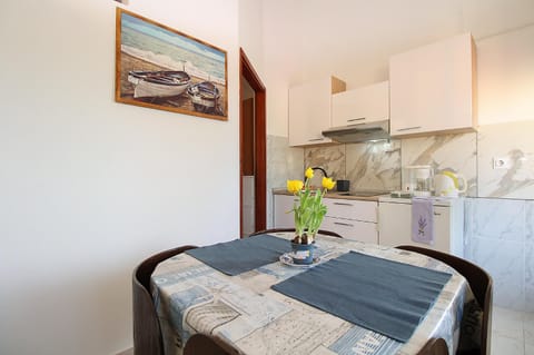 Apartments and rooms Milan 2380 Bed and Breakfast in Peroj