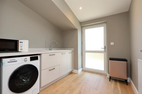 Kitchen or kitchenette, dishwasher, minibar, oven, pet friendly, washing machine, dryer