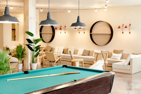 Billiard, Living room