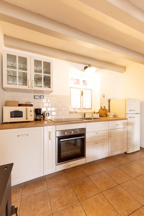 Coffee/tea facilities, Kitchen or kitchenette, microwave, oven, kitchen