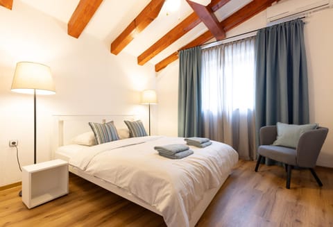 Bed, Photo of the whole room, Seating area, Bedroom, towels