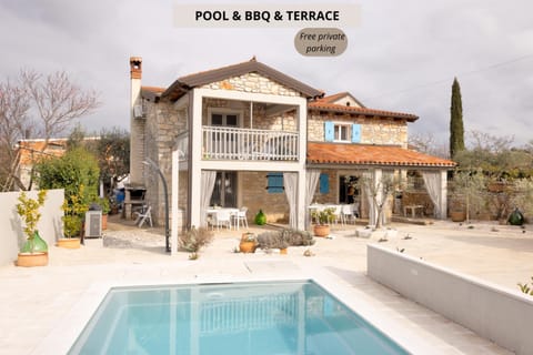 Property building, Patio, Day, Pool view, Swimming pool, sunbed