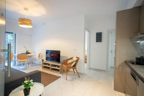 Renovated 2-Bedroom Apt Near the Athenian Coast Apartment in Alimos