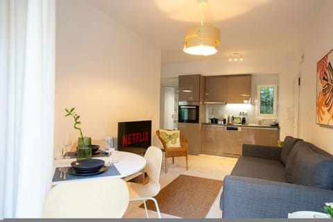 Renovated 2-Bedroom Apt Near the Athenian Coast Apartment in Alimos