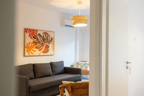 Renovated 2-Bedroom Apt Near the Athenian Coast Apartment in Alimos