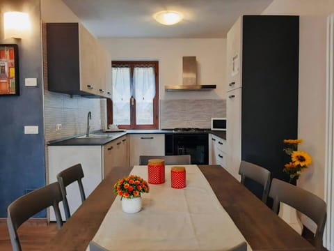 Kitchen or kitchenette, Living room, Seating area, Dining area, dishwasher, oven, pet friendly, stove