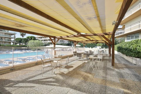 Patio, Day, Pool view, Swimming pool, sunbed