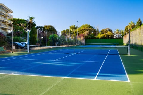 Day, Tennis court