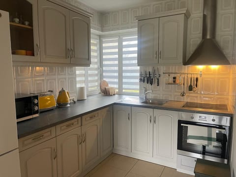 Kitchen or kitchenette, pet friendly, stove, toaster