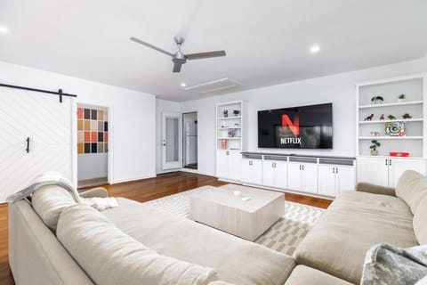 Communal lounge/ TV room, TV and multimedia, Living room, Seating area, Evening entertainment