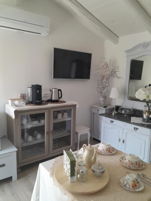 Coffee/tea facilities, Food and drinks