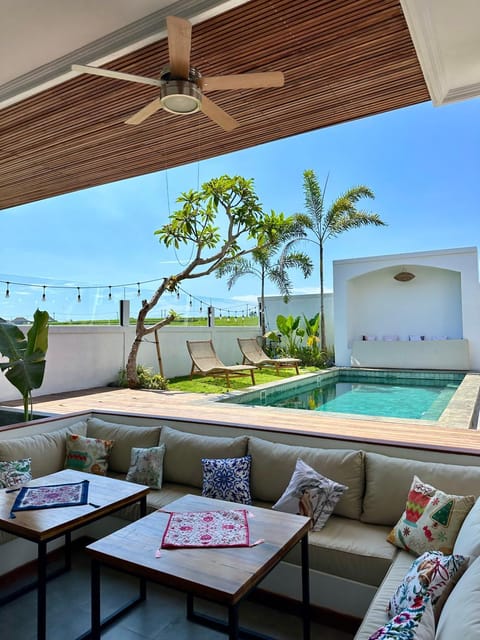 Patio, Day, Garden, Living room, Lounge or bar, Seating area, Garden view, Pool view, Swimming pool, sunbed