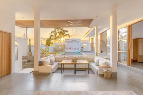 Patio, View (from property/room), Balcony/Terrace, Balcony/Terrace, Living room, Seating area, Dining area