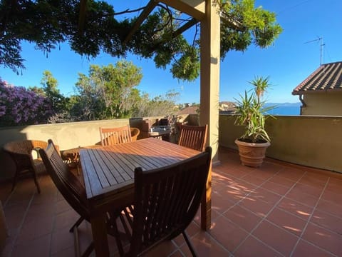View (from property/room), Balcony/Terrace, Dining area, Sea view