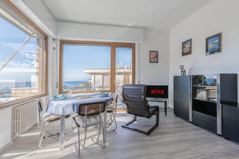 Natural landscape, TV and multimedia, Living room, Seating area, Dining area, Sea view, pet friendly