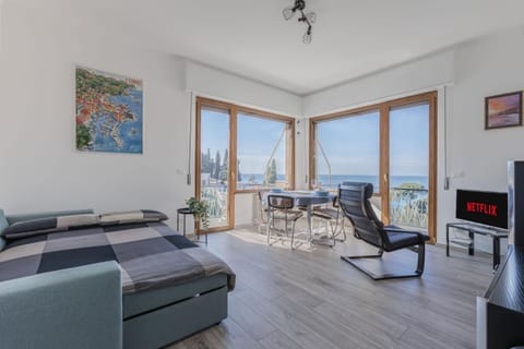 Bed, Natural landscape, TV and multimedia, View (from property/room), Living room, Seating area, Dining area, Evening entertainment, Sea view