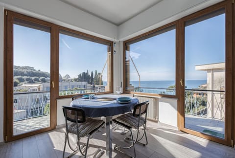 Natural landscape, View (from property/room), Balcony/Terrace, Dining area, Sea view