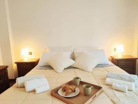 Bed, Bedroom, towels