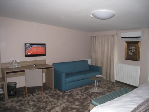 TV and multimedia, Seating area, Bedroom