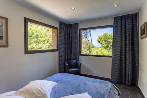 Bed, Bedroom, Garden view