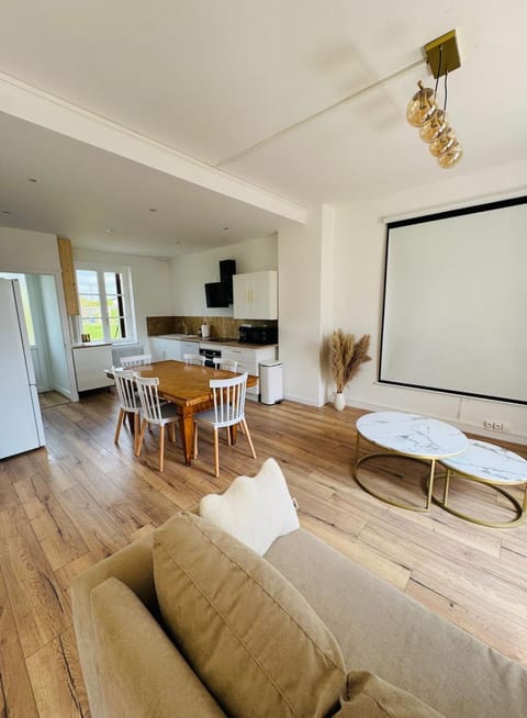 Communal lounge/ TV room, TV and multimedia, Living room, Dining area