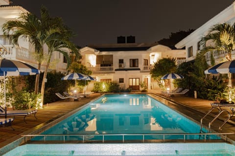 Night, Pool view, Swimming pool, sunbed