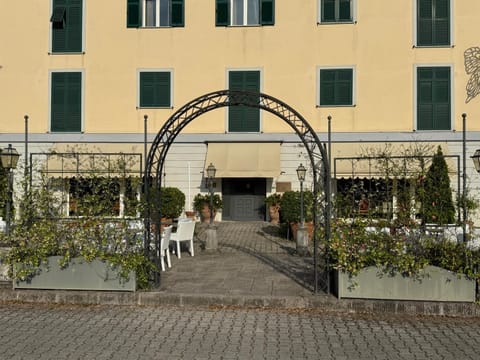 Property building, Facade/entrance, Garden, Garden view