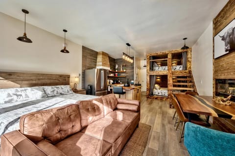 Bed, TV and multimedia, Kitchen or kitchenette, Living room, Photo of the whole room, Seating area, Bedroom