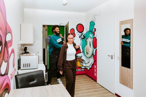 People, Kitchen or kitchenette, Photo of the whole room, Decorative detail, Seating area, group of guests