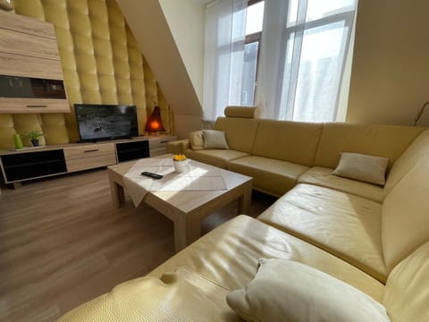Communal lounge/ TV room, TV and multimedia, Kitchen or kitchenette, Living room, Seating area, Evening entertainment