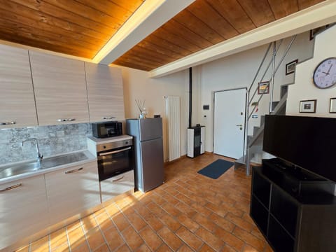 TV and multimedia, Kitchen or kitchenette, Dining area, Evening entertainment, oven, stove