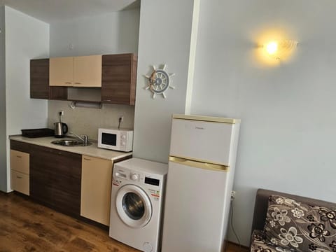 Kitchen or kitchenette, minibar, washing machine