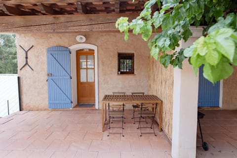 Patio, Day, Balcony/Terrace, Dining area