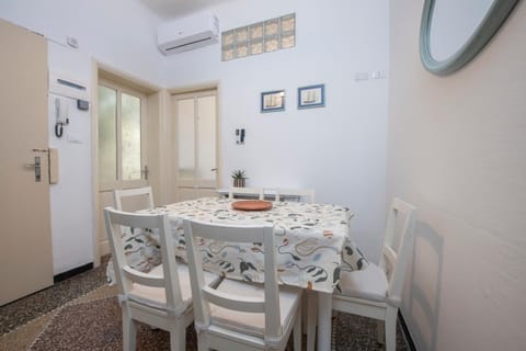Living room, Seating area, Dining area, air conditioner