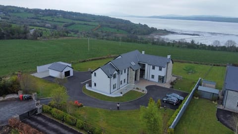 Property building, Day, Neighbourhood, Natural landscape, Bird's eye view, Sea view, Street view
