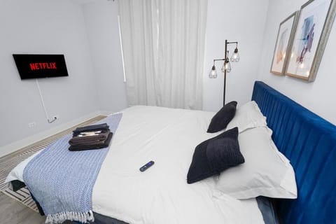 Bed, TV and multimedia, Photo of the whole room, Bedroom, towels