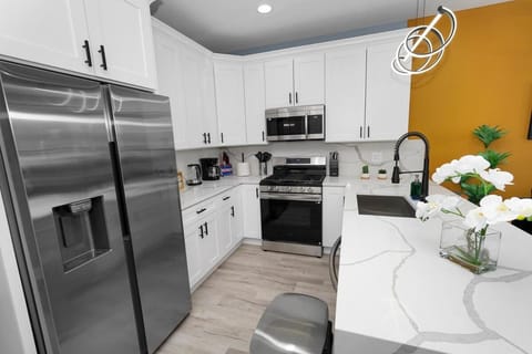 Kitchen or kitchenette, Dining area, dishwasher, minibar, oven, stove, toaster