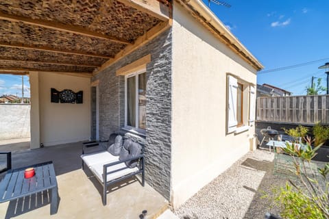 Patio, Day, Garden, View (from property/room), Balcony/Terrace, Living room, Seating area, Garden view