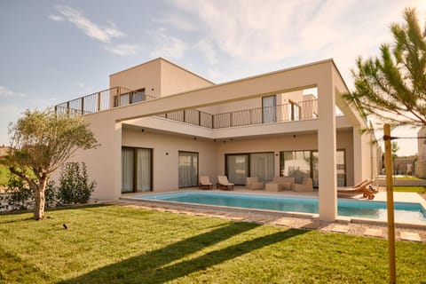 Property building, Day, Seating area, Swimming pool, sunbed