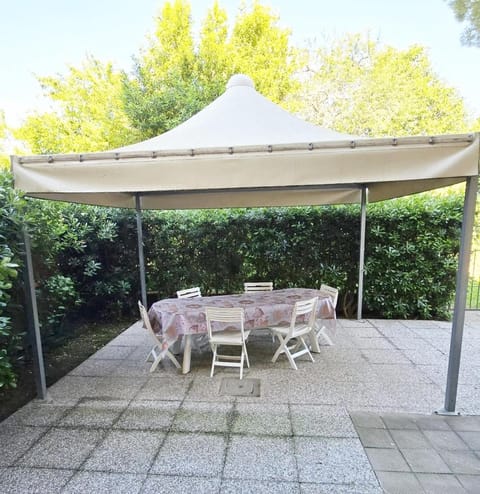 Patio, Spring, Day, Dining area